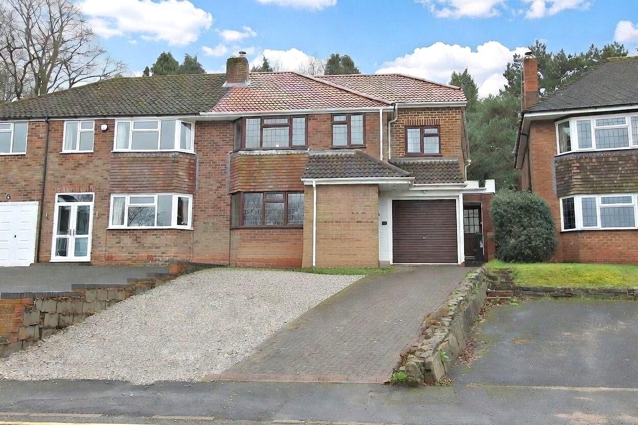 5 bed property in Castle Grove, Stourbridge